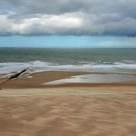 In Near North Sea, Cleaning Included 奥斯滕德